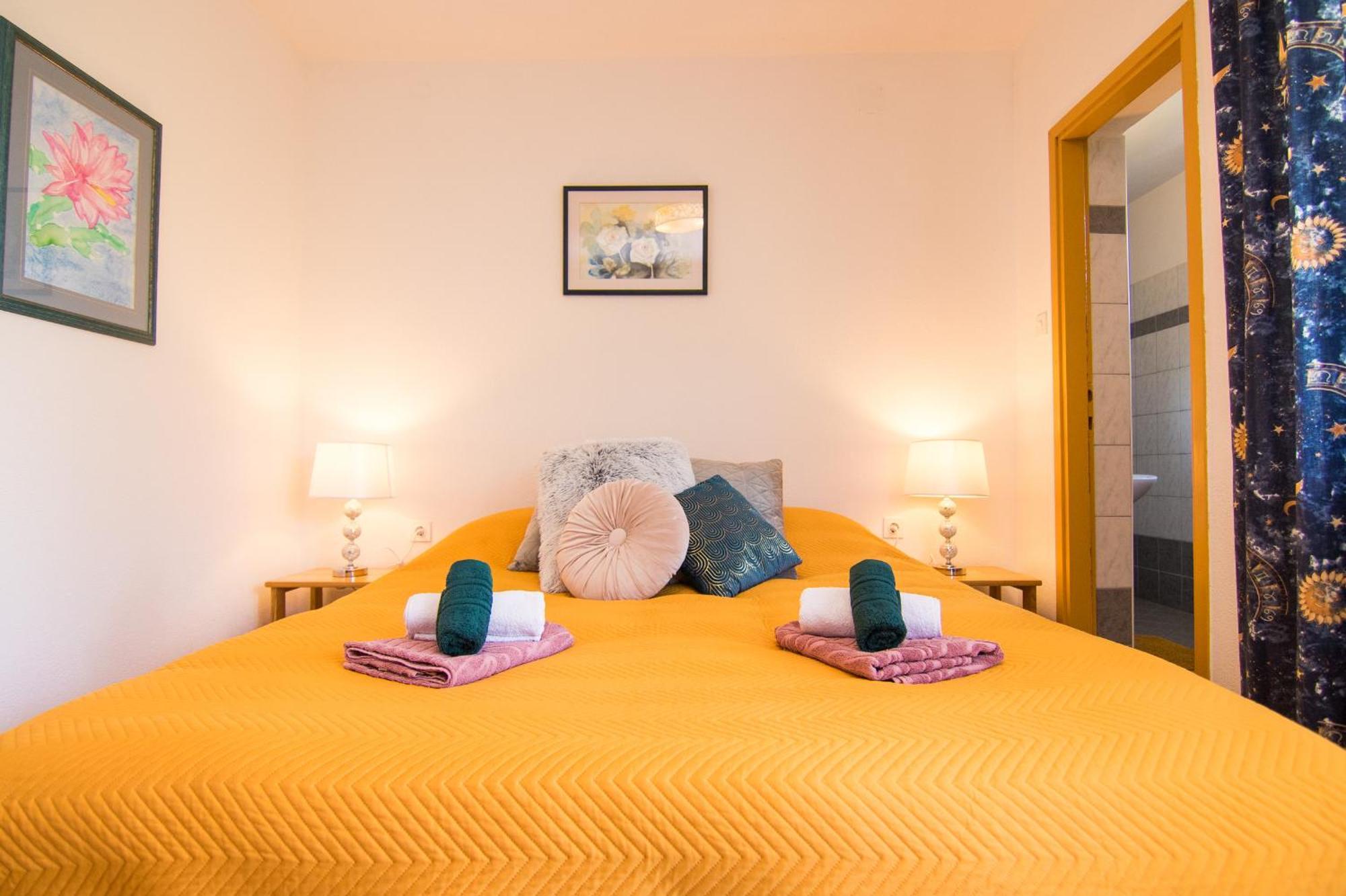 Apartments City Center Dekanic クルク エクステリア 写真